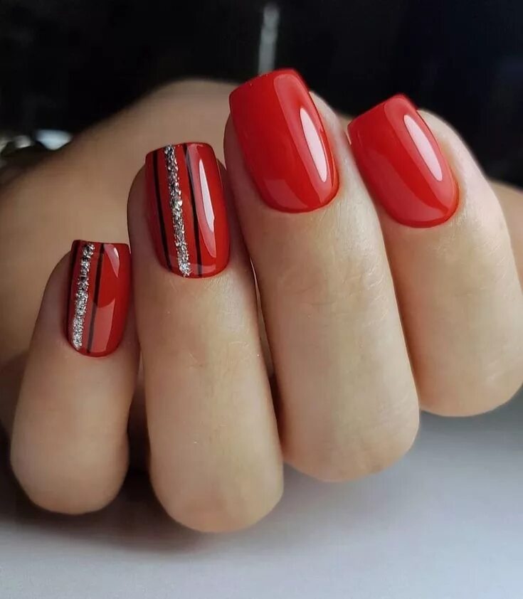 Красный маникюр в октябре Gyönyörű köröm. Manikűr. DivaNail VK #amazingnailart Red nails glitter, Nails in