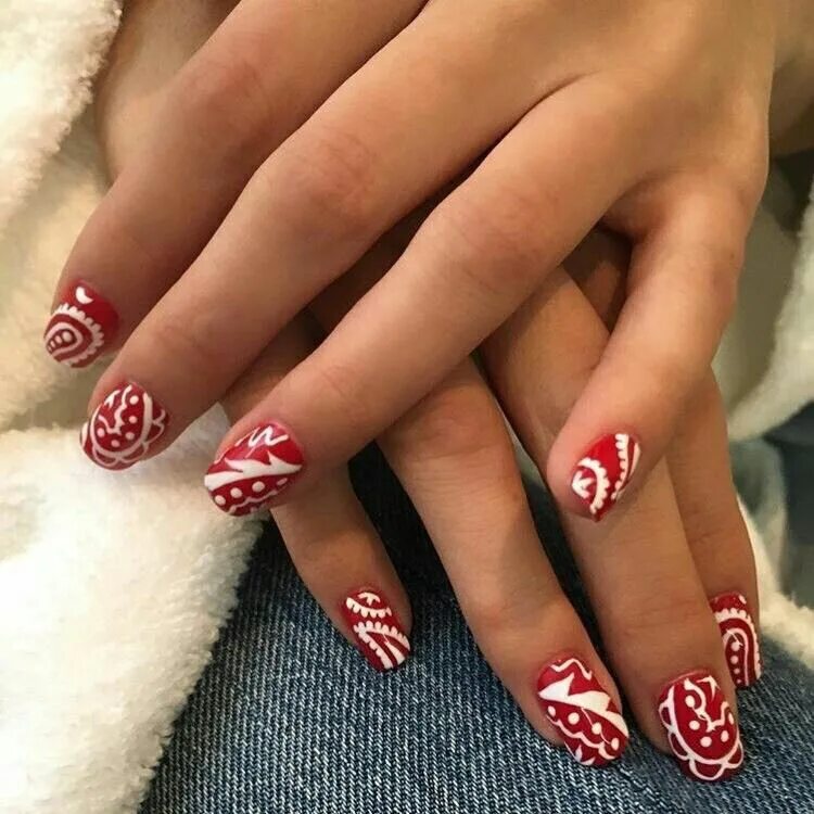 Красный маникюр звезды Nails of Selena Gomez for "Vogue" Nail designs, Bandana nails, Nail art