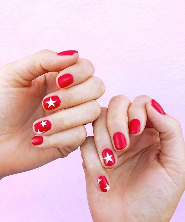 Красный маникюр звезды Pin on Nails
