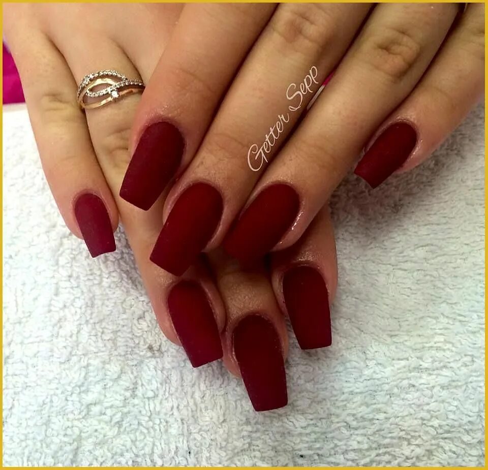Красный матовый маникюр квадрат Matte dark red nails Red acrylic nails, Dark red nails, Red matte nails