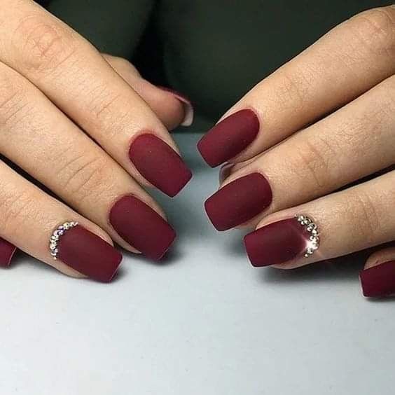 Красный матовый маникюр на квадратные ногти Pin on Diseños de uñas Maroon nail designs, Maroon nails, Matte maroon nails