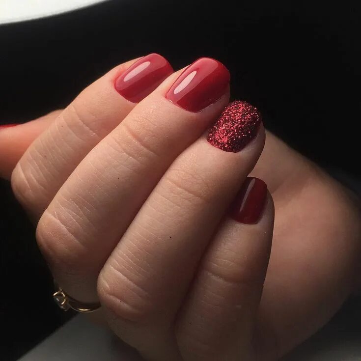 Красный матовый маникюр с блестками Dark cherry manicure with design