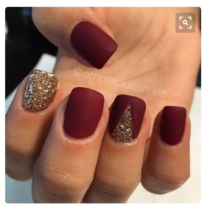 Красный матовый маникюр с золотым Pin by Samantha Ruiz on beauty Red nails glitter, Gold nails, Makeup nails
