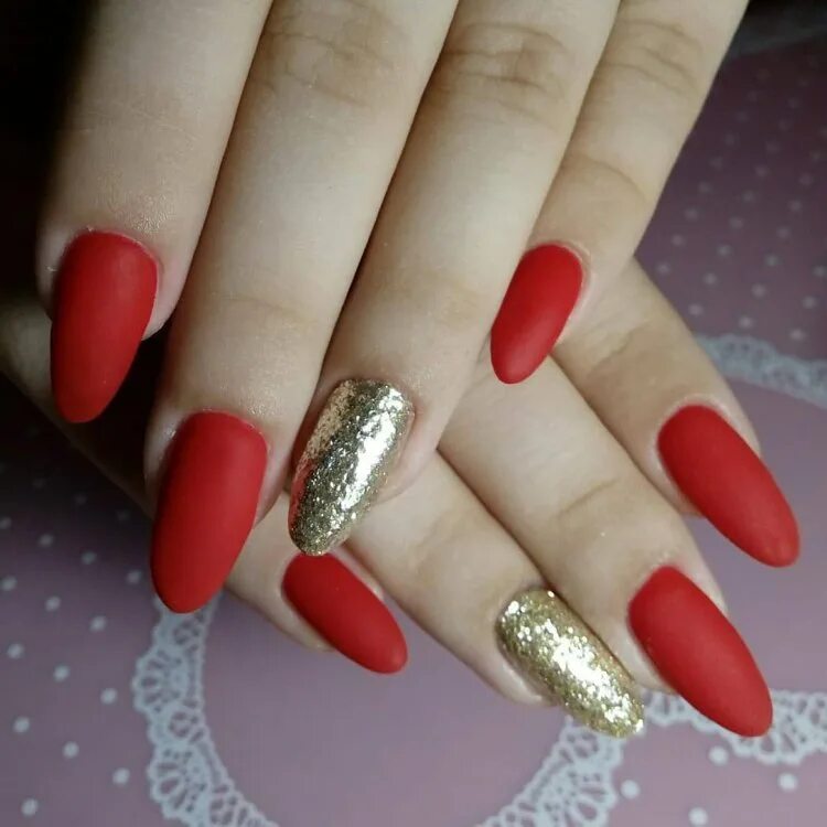 Красный матовый маникюр с золотым Красный матовый маникюр с золотом - 98 фото - glamours.name