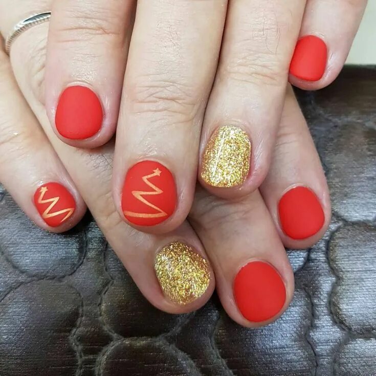 Красный матовый маникюр с золотым Pin on Nail Arts