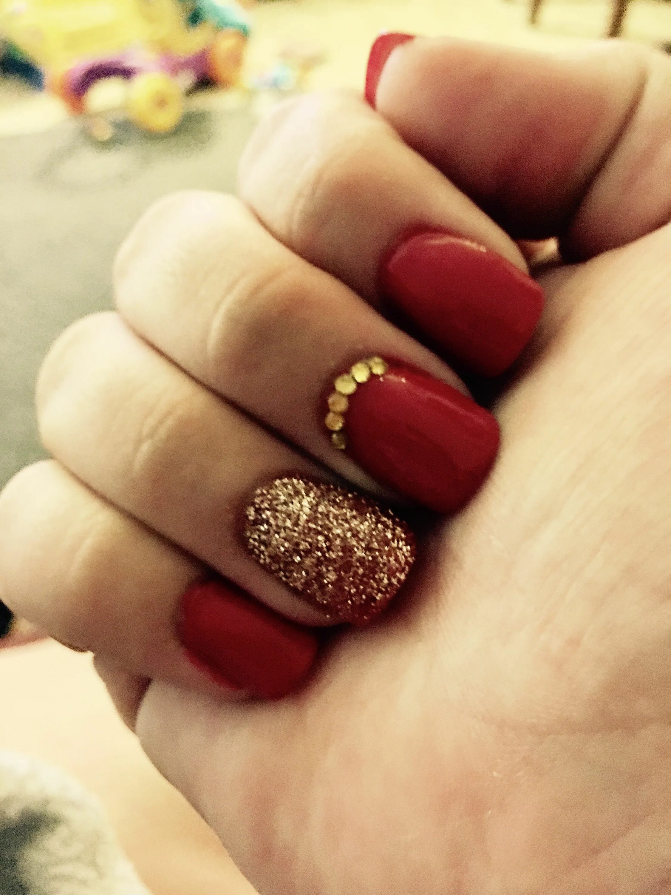 Красный матовый маникюр с золотым Red and gold Red and gold nails, Glitter gel nails, Red nails