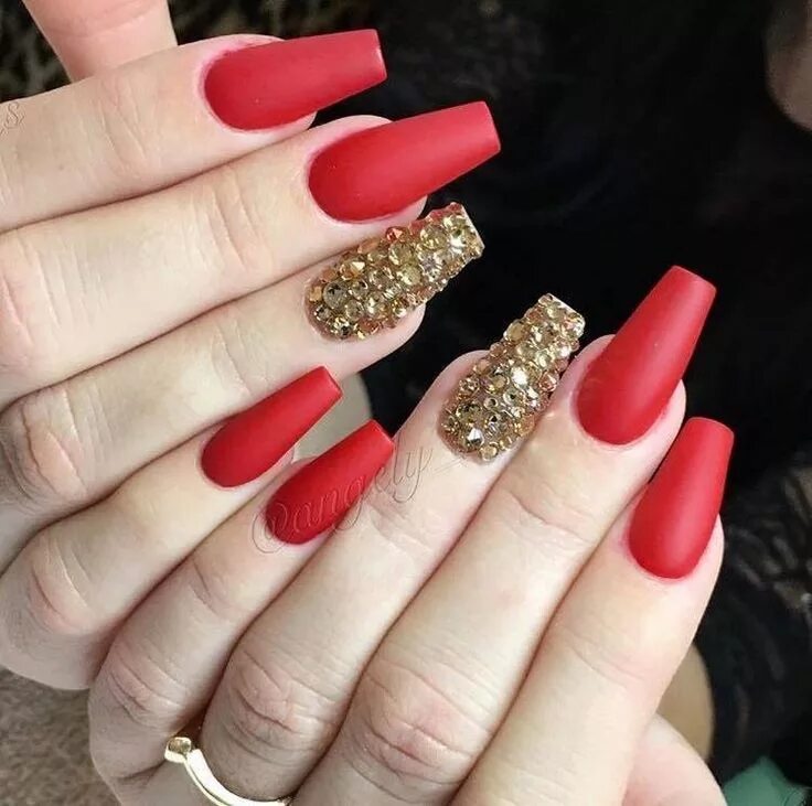 Красный матовый маникюр с золотым Pin on *```*.♥ υÑaѕ ♥.*```* Gold acrylic nails, Gold nails, Red and gold nails