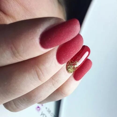 Красный матовый маникюр с золотым Красный маникюр в 2019 году: модные тенденции, фото. Красный маникюр 2019 на кор