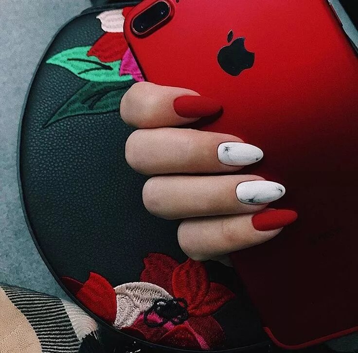 Красный молодежный маникюр Pin by Vale Esse on Make Up & Nails Coffen nails, Nails, Red nails