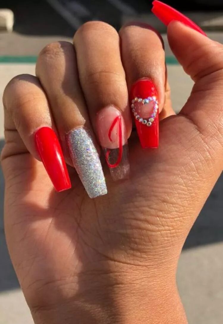 Красный молодежный маникюр like what you see?✨ follow me for more: @skienotsky ✨ Red acrylic nails, Valenti