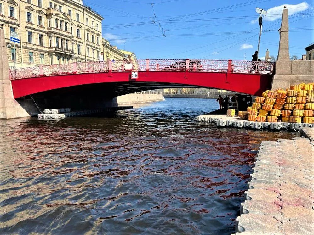 Красный мост фото В Петербурге открыли движение судов под Красным мостом, который соединяет берега