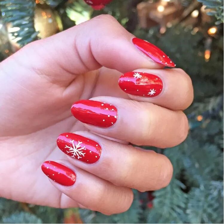 Красный новогодний маникюр Snowflakes Christmas nail designs, Holiday nails, Nail designs