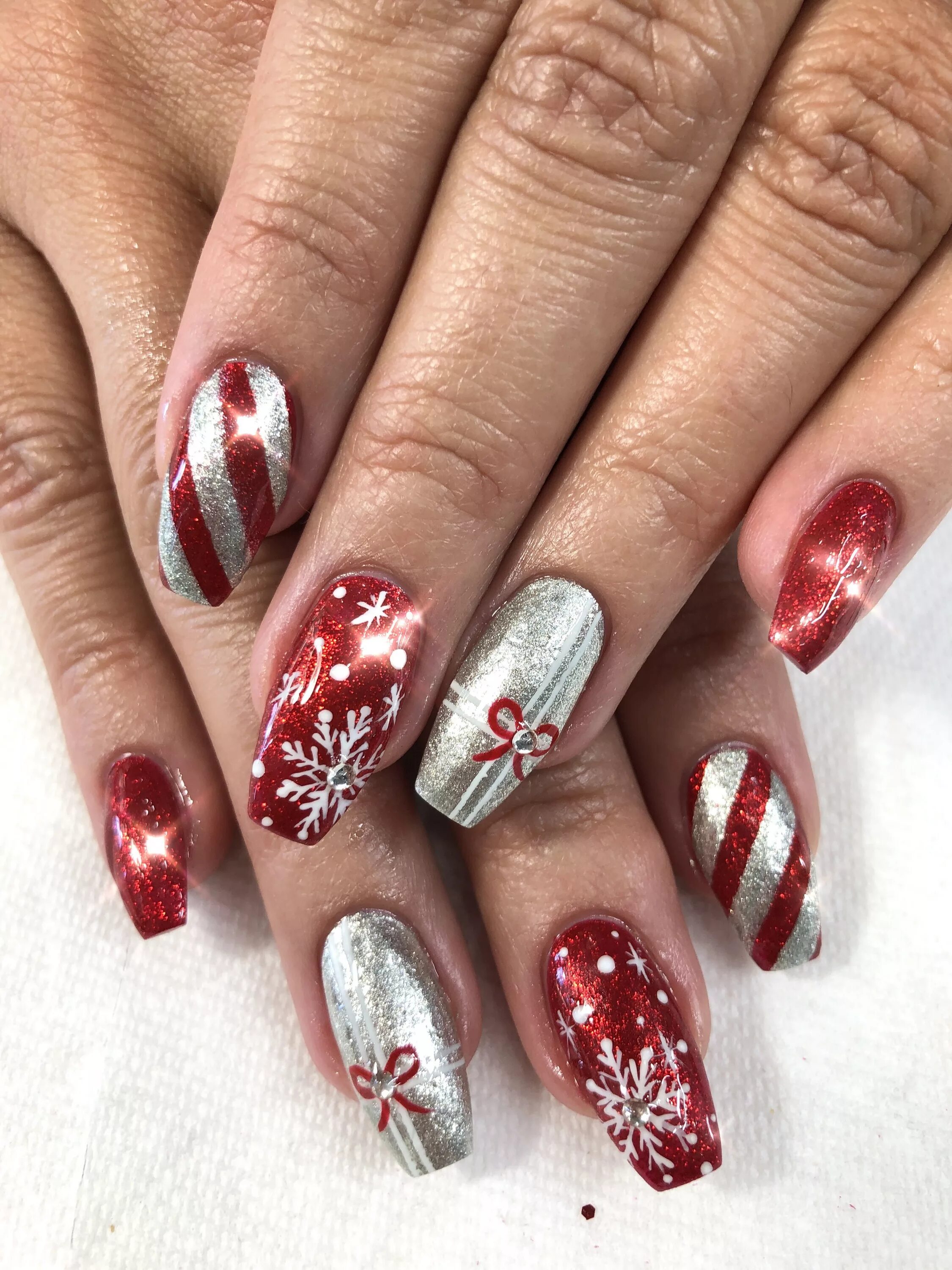 Красный новогодний маникюр Christmas 2017 Nails #lasalonriiko #kokoist Christmas gel nails, Cute christmas 