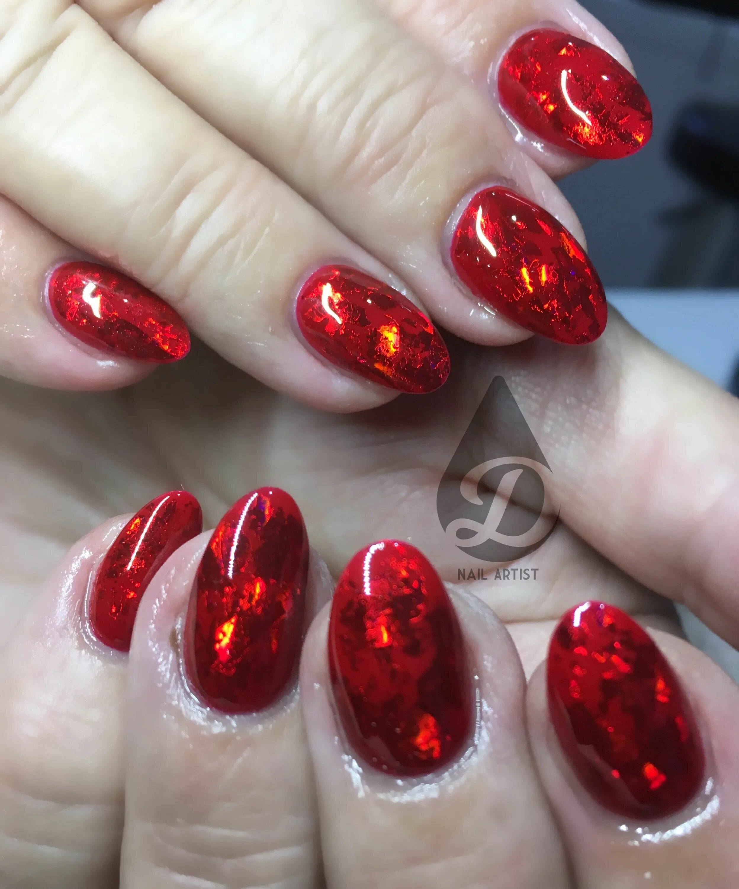 Красный отражающий маникюр Red carpet worthy nails Red acrylic nails, Nail shapes squoval, Purple nail desi