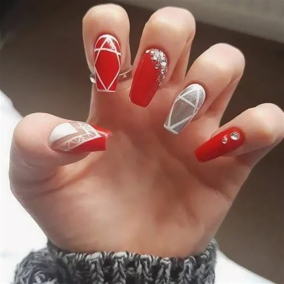 Красный отражающий маникюр Tampil Beda, 10 Desain Nail Art dengan Warna Merah Berani Nail art, Desain seni 