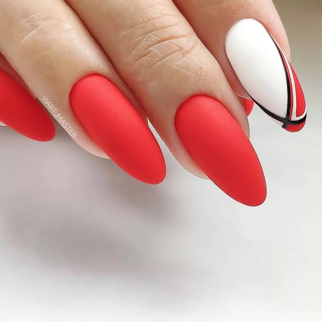 Красный овал ногти маникюр 2024 A képen a következők lehetnek: egy vagy több ember és közeli Gel nails, Red nail