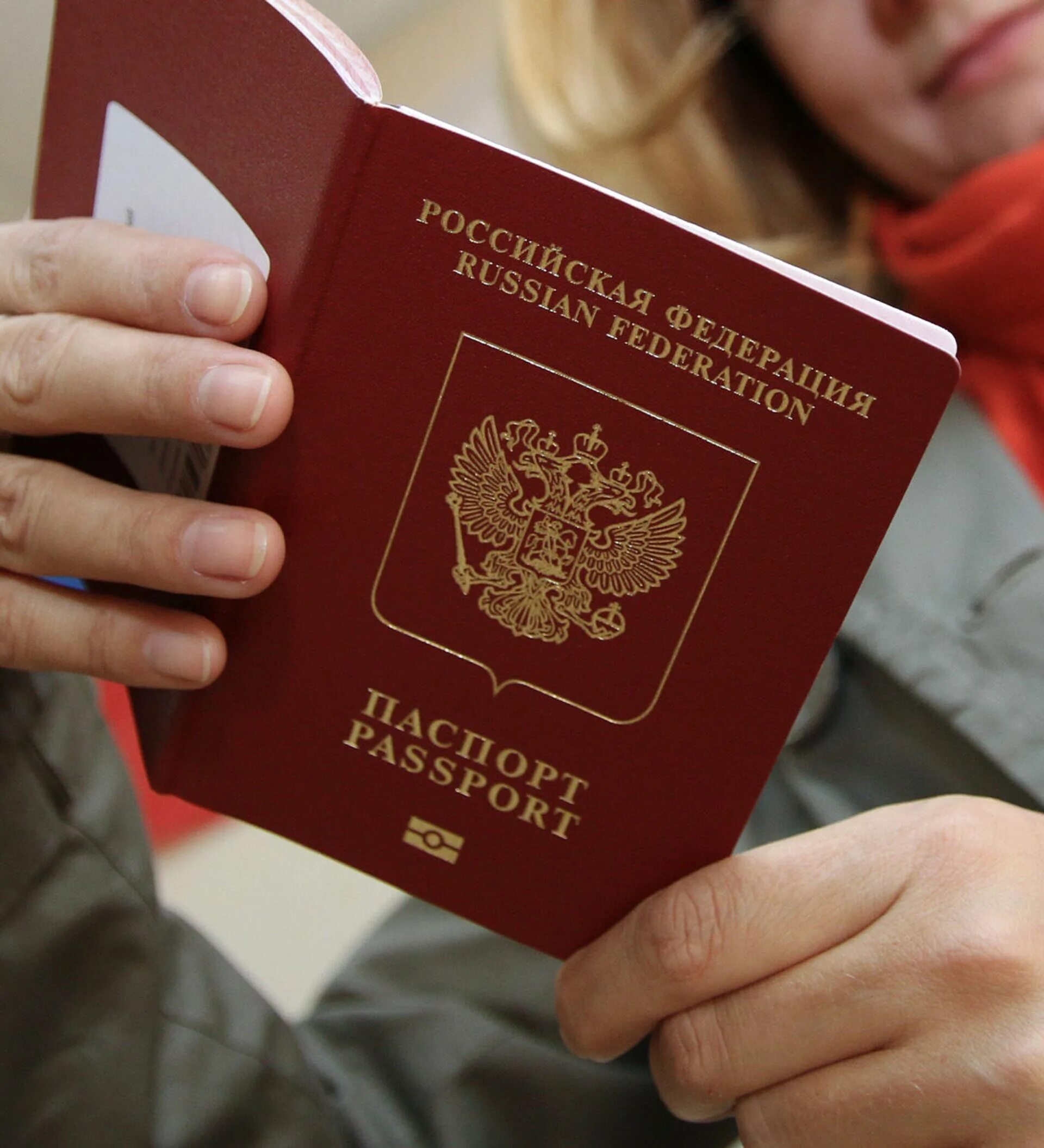 Красный паспорт фото спб Не штраф и не пошлина: за что платят при замене российского загранпаспорта - 18.