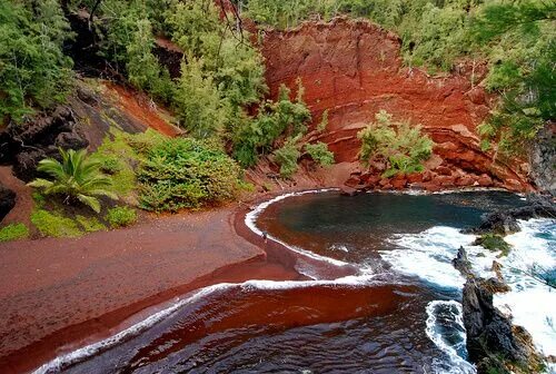 Красный пляж фото Our research has found the most romantic anniversary destination ideas, like thi