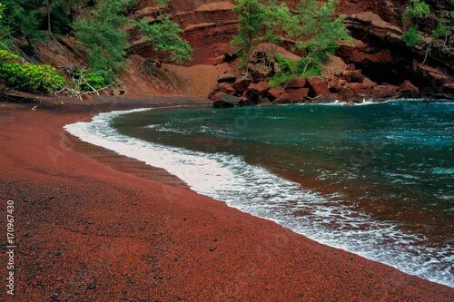 Красный пляж фото Hawaii Maui Hana Kaihalulu red sand beach фотография Stock Adobe Stock