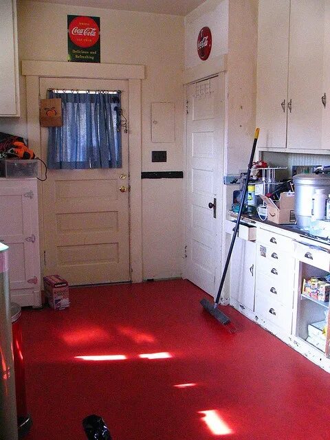 Красный пол фото The floor is RED Linoleum kitchen floors, Kitchen flooring, Modern kitchen floor
