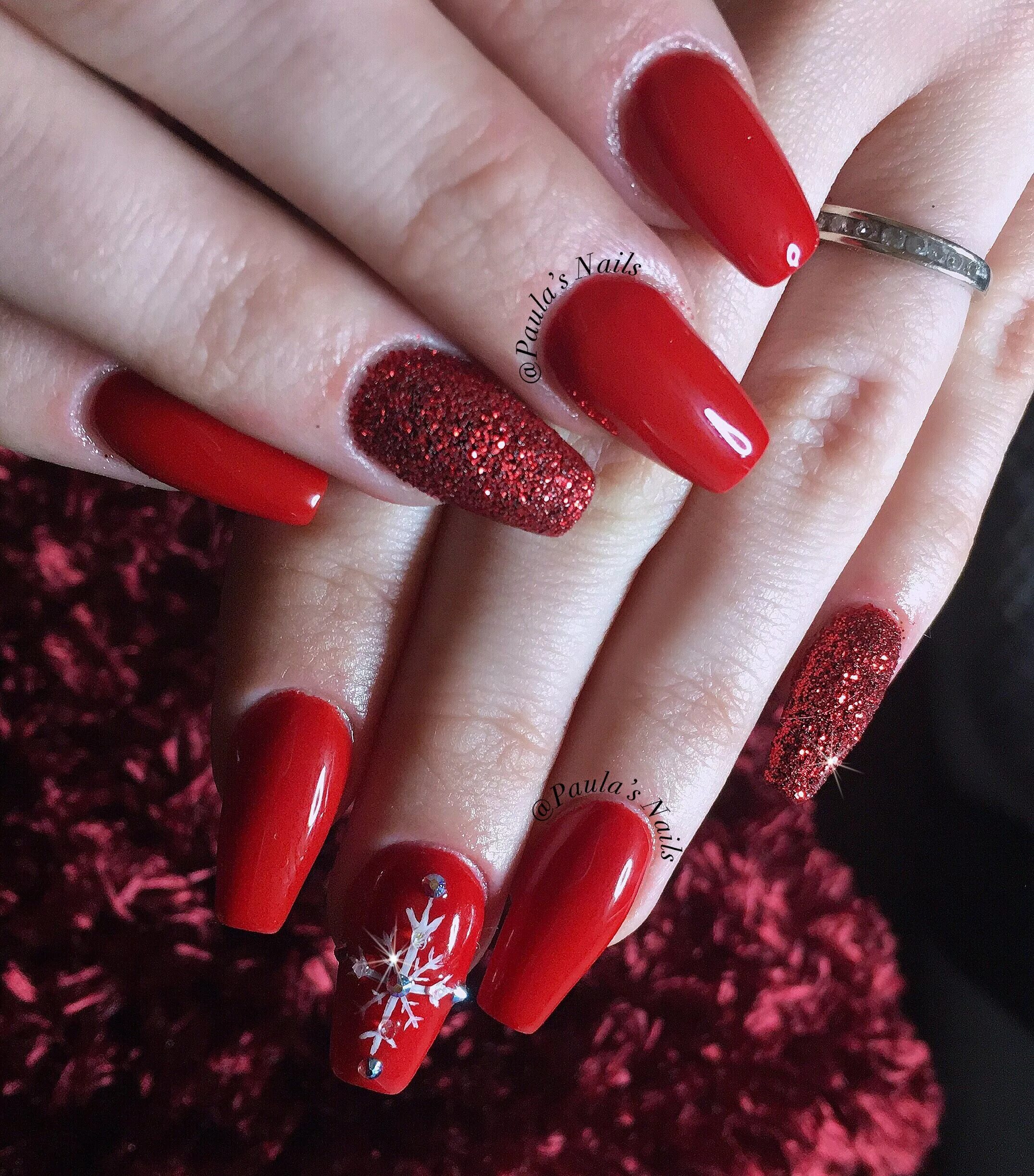 Красный праздничный маникюр Red Christmas nails #sparkle Red christmas nails, Christmas nail designs, Valent