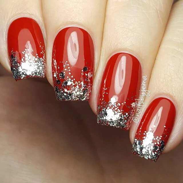 Красный праздничный маникюр Christmas is tomorrow and these glittery french tip nails are the perfect last m