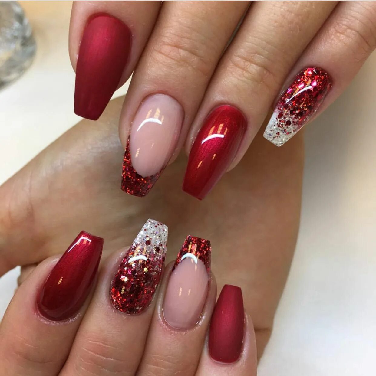 Красный праздничный маникюр Pin on Beauty Nails Red acrylic nails, Long nail designs, Short coffin nails des