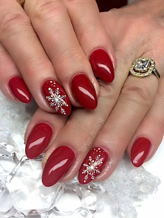 Красный праздничный маникюр 30 Festive Red Christmas Nails To Rock This Holiday Season Red christmas nails, 