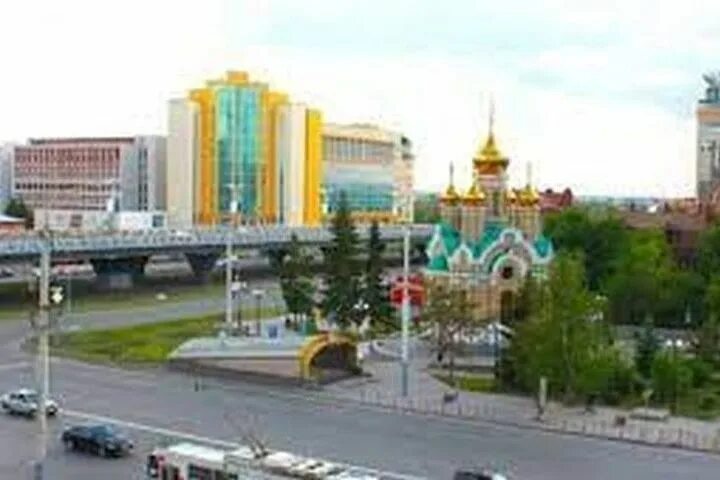 Красный путь омск фото В Омске на Красном пути коммунальщики уже скосили всю траву - МК Омск
