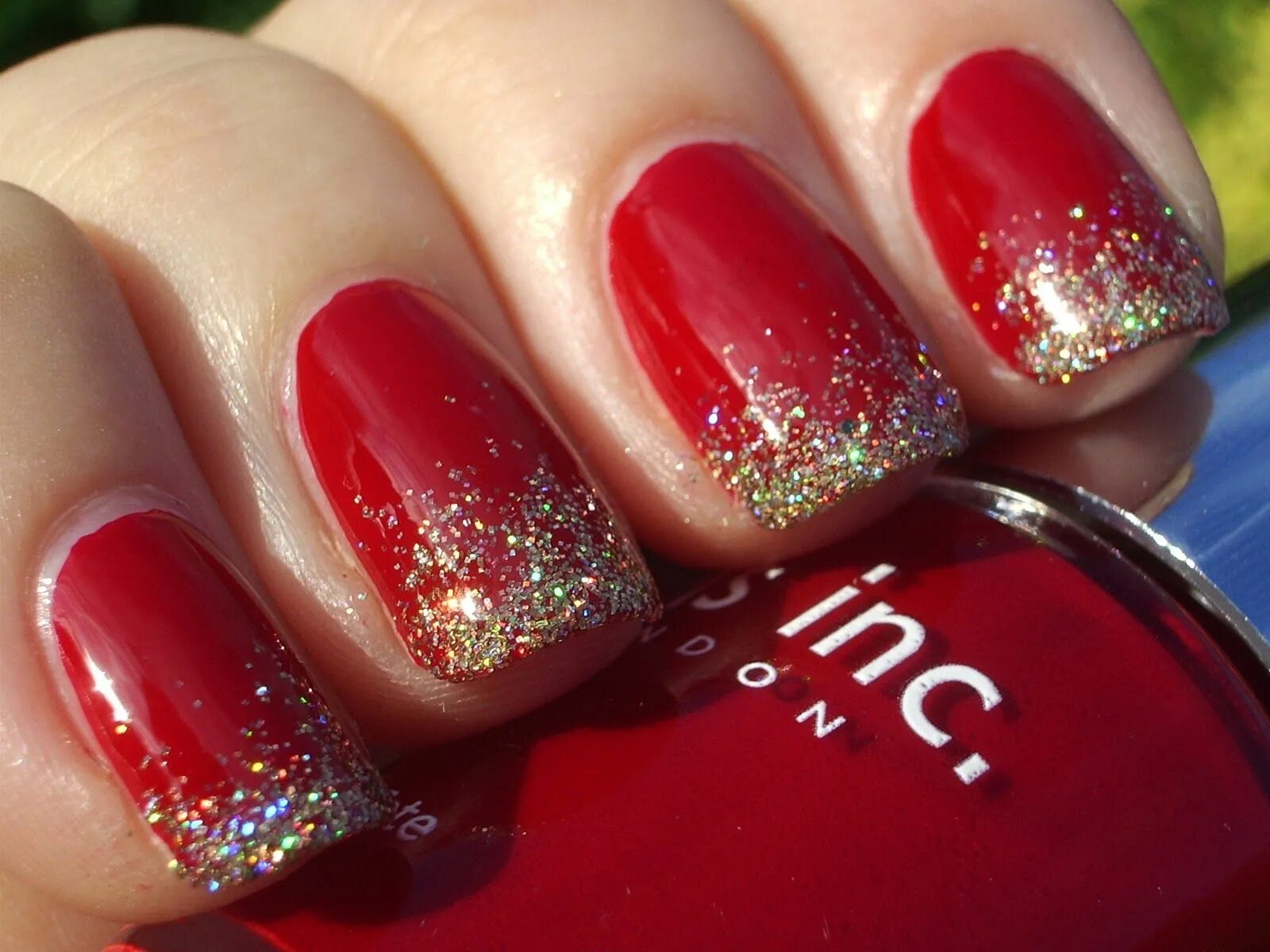 Красный с блестками маникюр на коротких ногтях Alternative to French Manicures. Nails, Christmas nails, Holiday nails