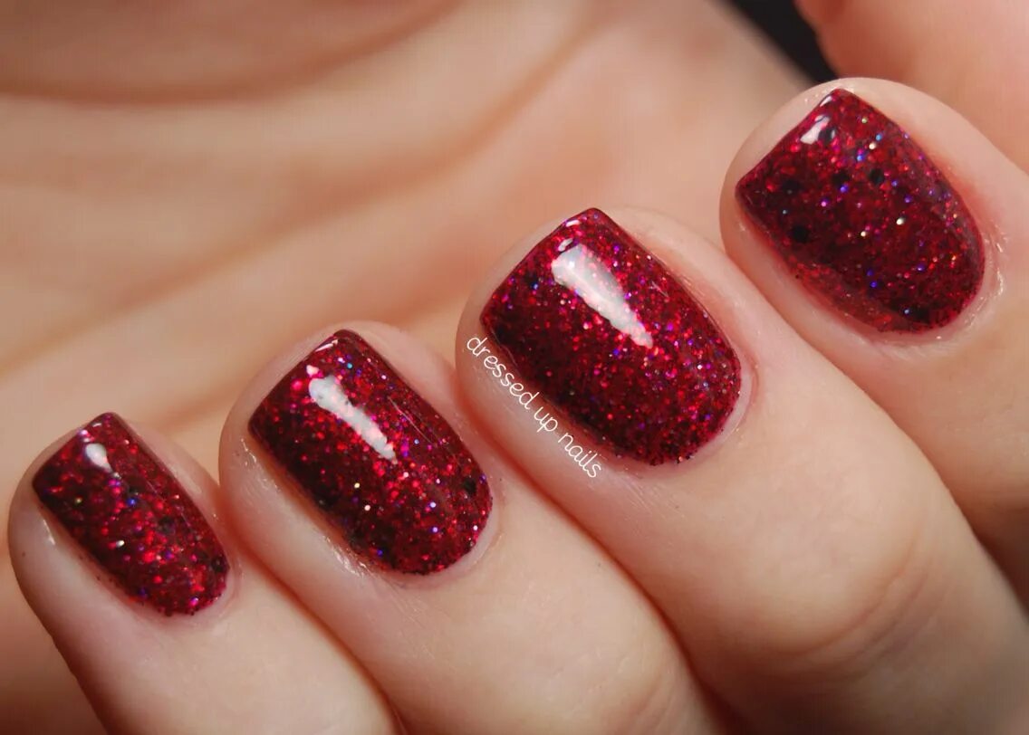 Красный с блестками маникюр на коротких ногтях Nice for a red dress Uñas decoradas color rojo, Manicura de uñas, Uñas rojas bri