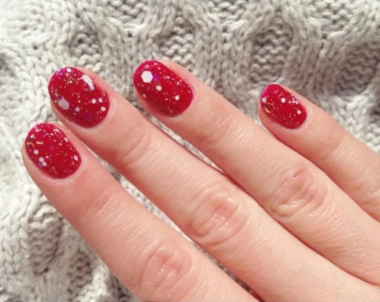 Красный с блестками маникюр на коротких ногтях 15 Red Nail Art Ideas to Try This Valentine's Day (And Beyond) Red acrylic nails