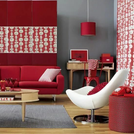 Красный с чем сочетается в интерьере Pin de Saamara lima em DECORAÇÃO Sala com sofá vermelho, Decoração sala, Decoraç
