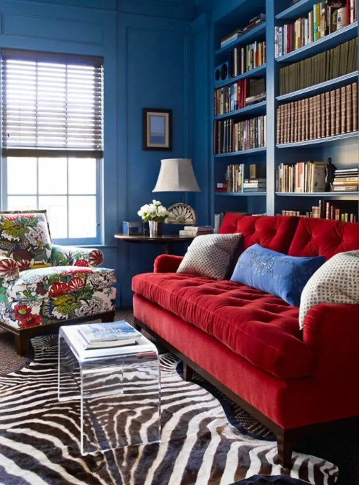 Красный с чем сочетается в интерьере Is Red and Blue the New Design Power Couple? Red sofa living, Red sofa living ro