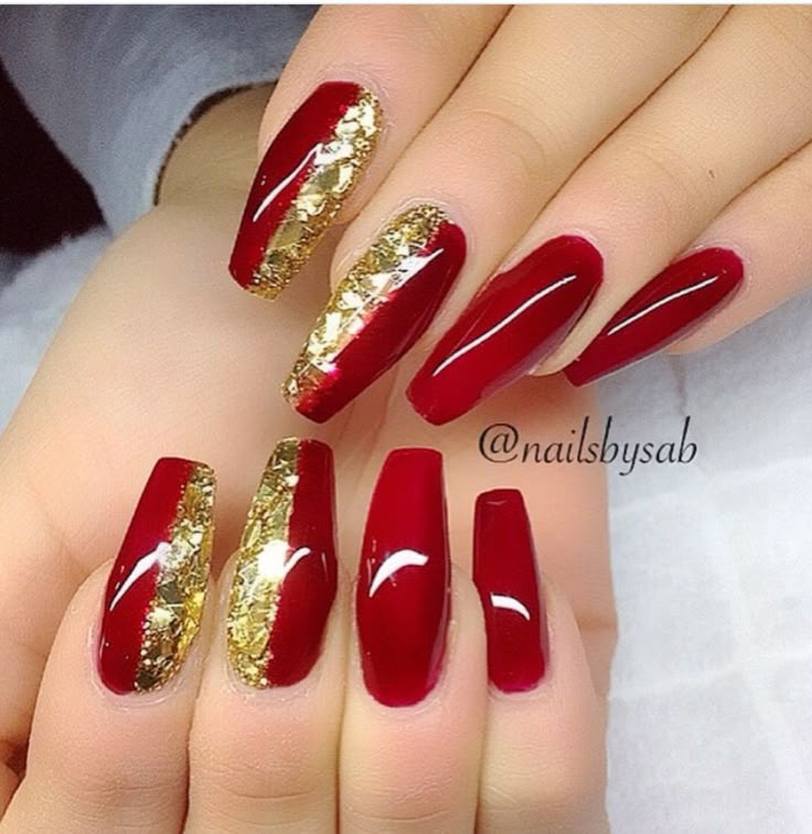 Красный с золотом маникюр с дизайном 2024 45+ Stunning Red and Gold Nails For A Sophisticated Manicure Red and gold nails,