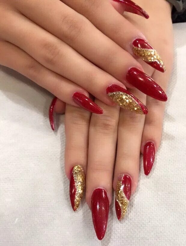 Красный с золотом маникюр с дизайном 2024 Red & gold glitter Red and gold nails, Gold acrylic nails, Red acrylic nails