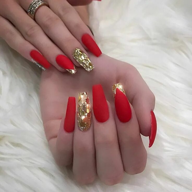 Красный с золотом маникюр с дизайном 2024 Roy (@roytruong1989) on Instagram: "Simple but elegant ❤ ️❤ ️❤ ️✨ ✨ ✨ Gold acrylic 