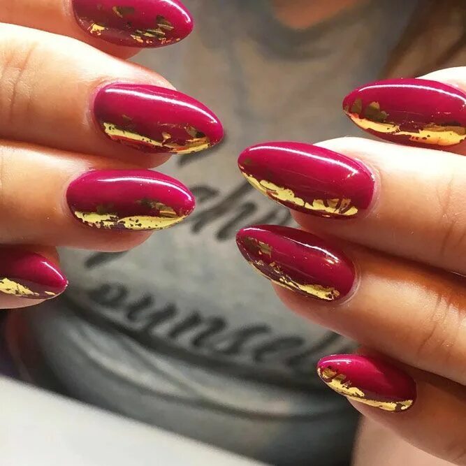Красный с золотом маникюр с дизайном 2024 30 Trendy Nails with Gold Foil Designs Gold gel nails, Red and gold nails, Gold 
