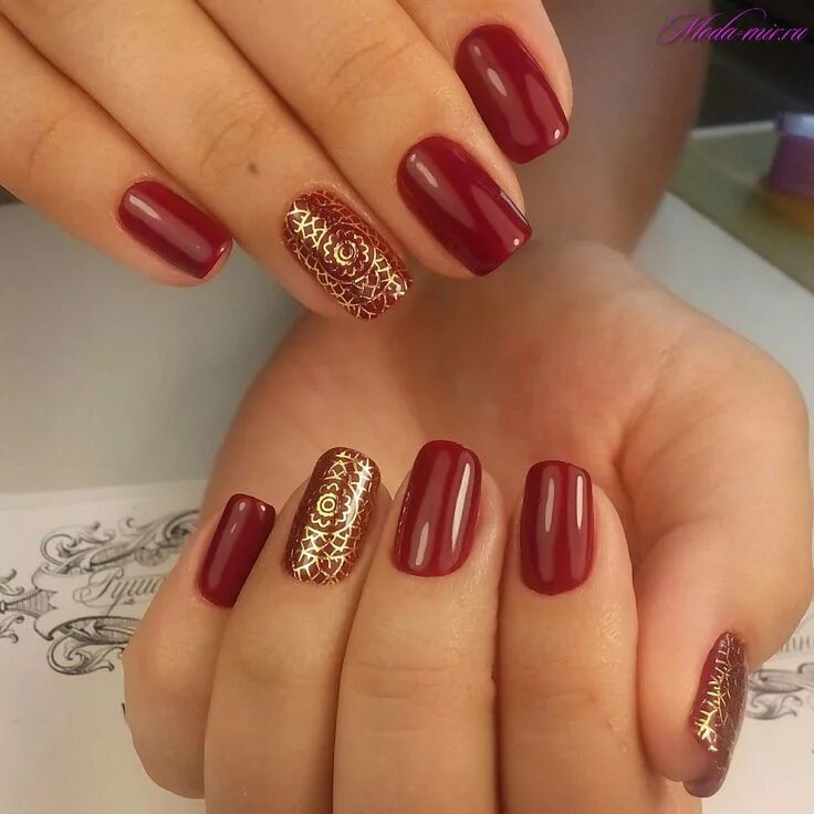 Красный с золотом маникюр с дизайном 2024 Красный маникюр 2017 фото Shattered glass nails, Glitter gel nails, Nail art des