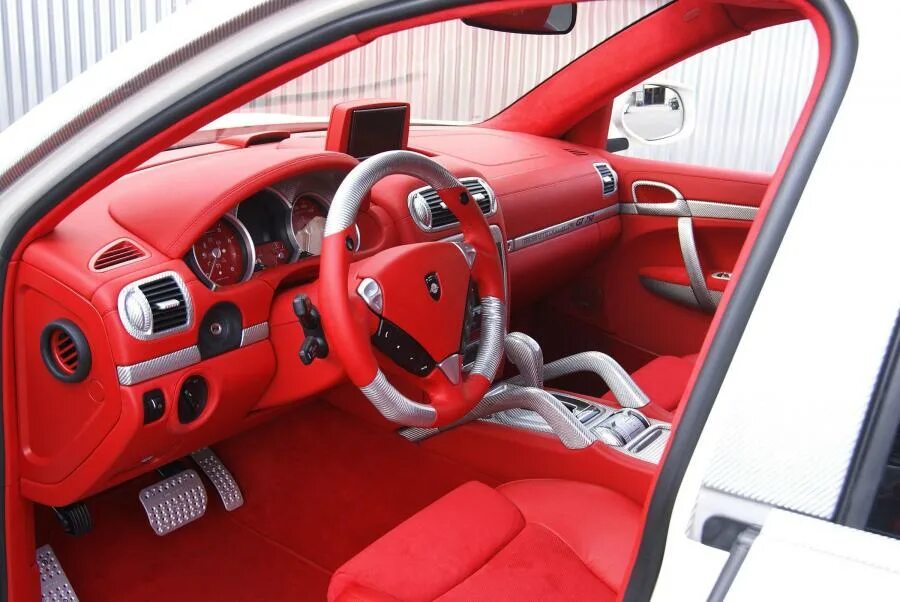 Красный салон тюнинг Porsche Cayenne GT 750 AERO 3 Sport Exclusive by Gemballa 2009 года выпуска. Фот