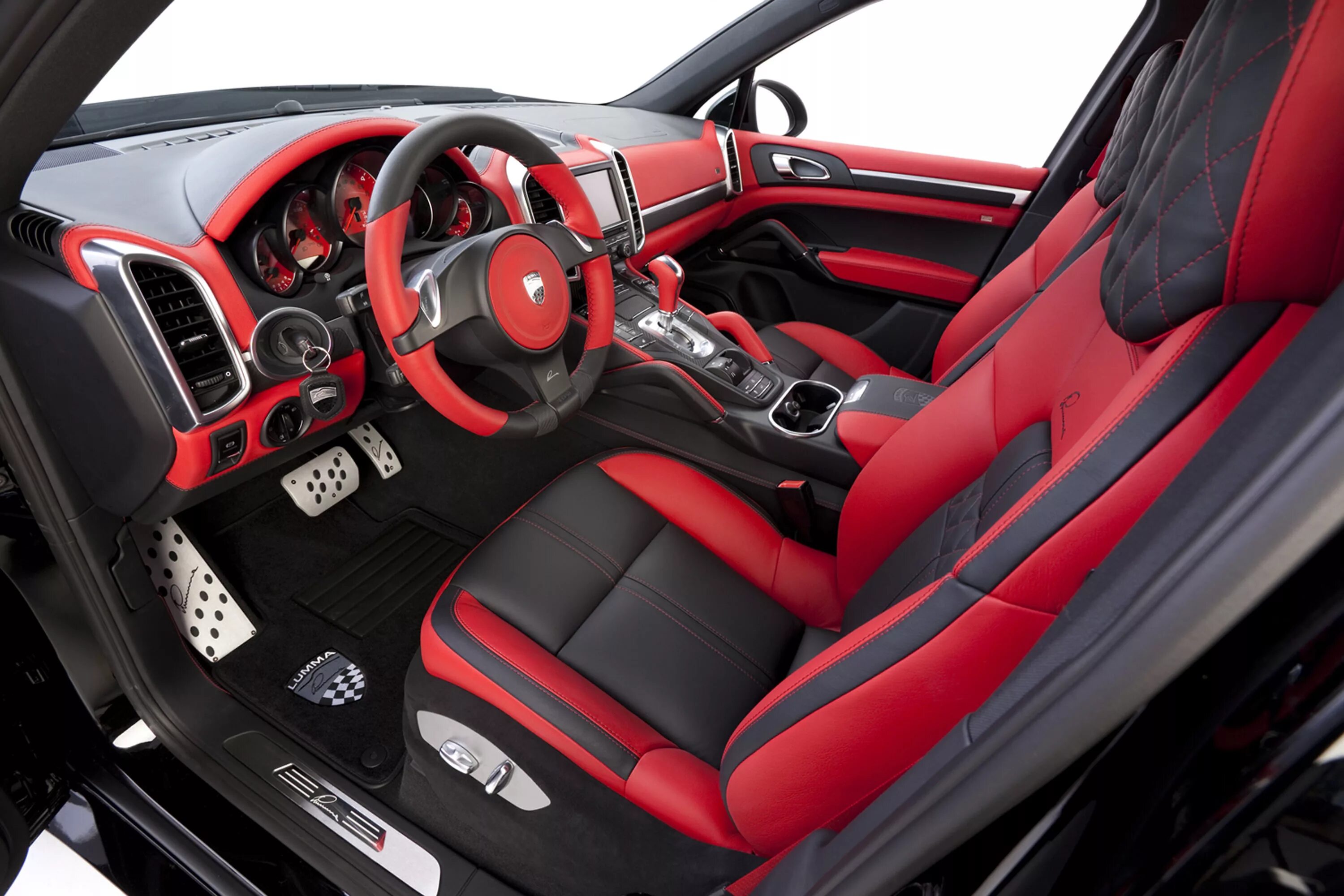 Красный салон тюнинг 2012 Lumma CLR 558 GT Porsche Cayenne
