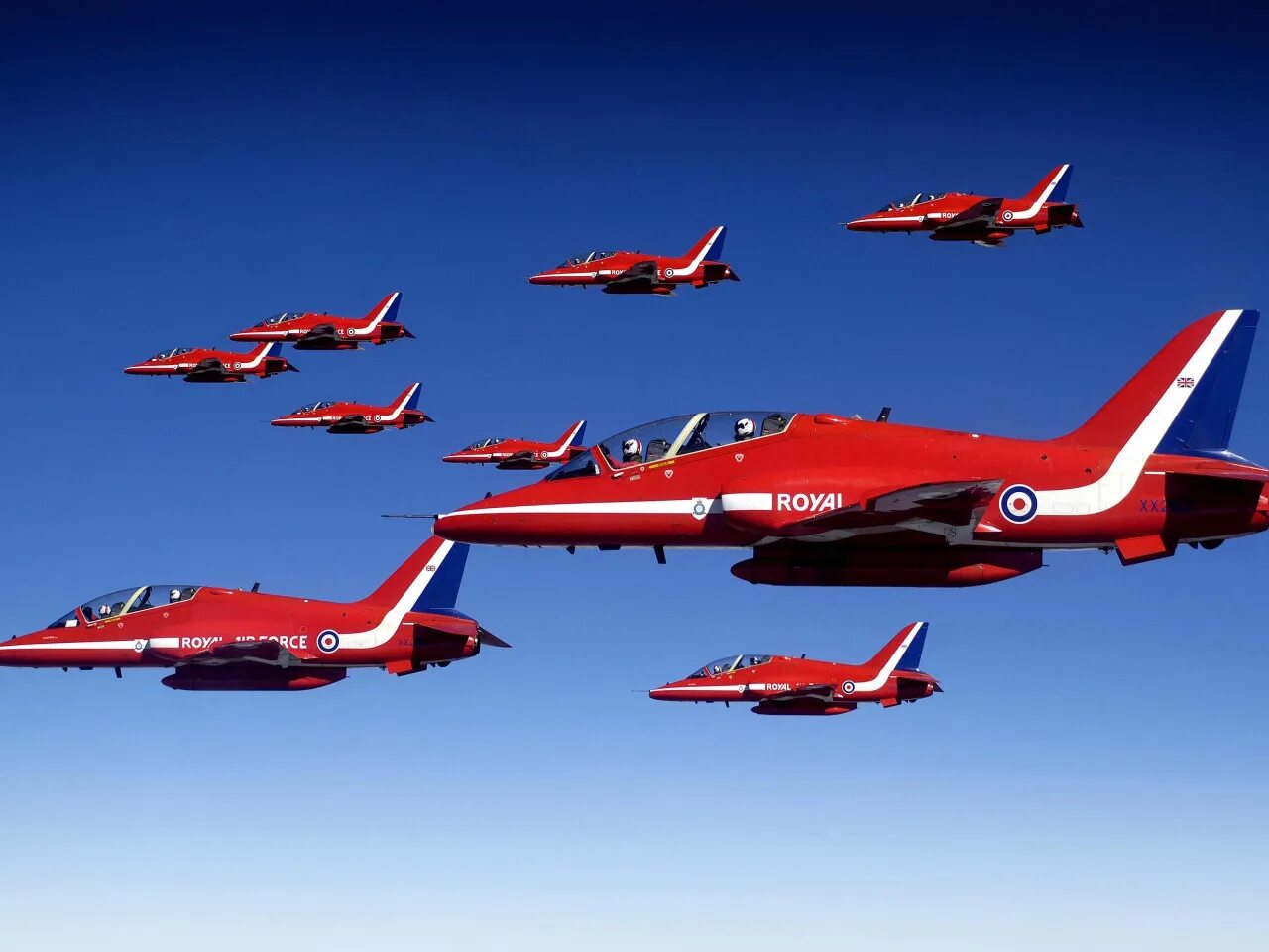 Красный самолет фото Скачать обои Flying, Red Arrows, BaE Hawk, Aerobatic, Formation Flying, раздел а