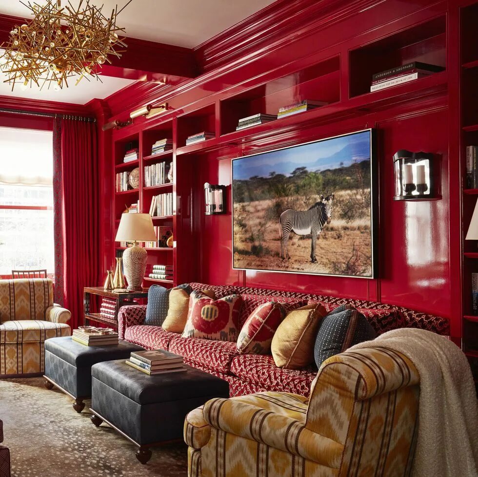 Красный шкаф в интерьере гостиной фото The Designer-Approved Way to Take Your Walls to the Next Level Lacquered walls, 