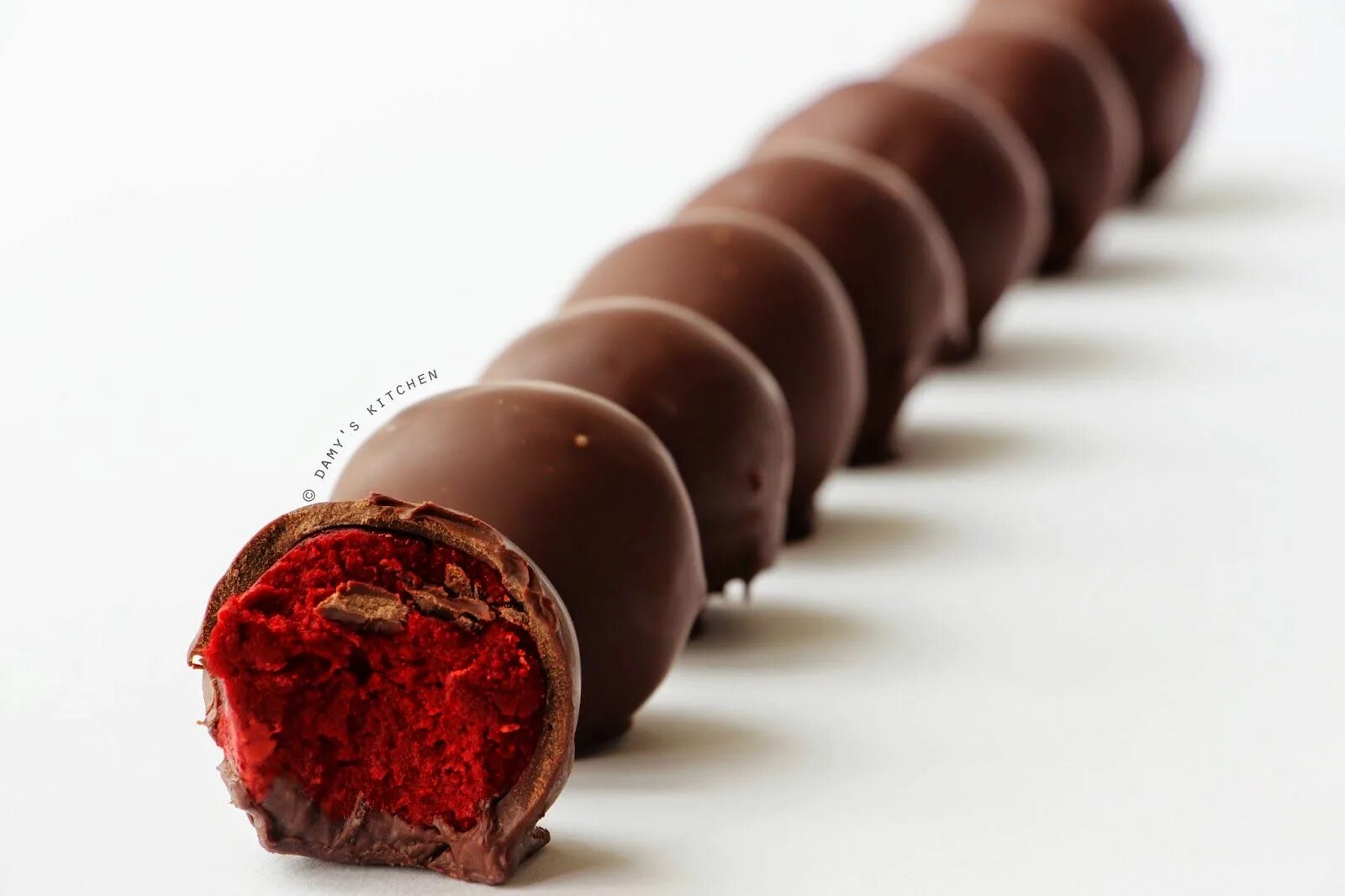 Красный шоколад фото Çikolata Kaplı Kırmızı Kadife Pop Kek / Chocolate Red Velvet Cake Pops Pop kekle