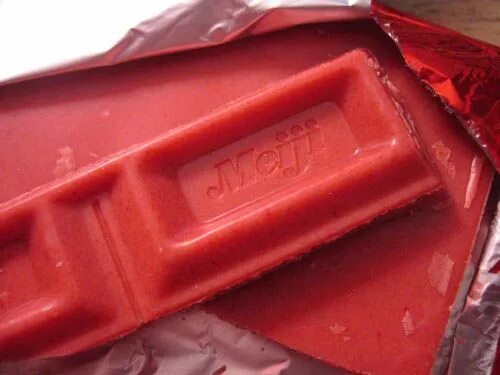 Красный шоколад фото Meiji strawberry chocolate bars, Japan.