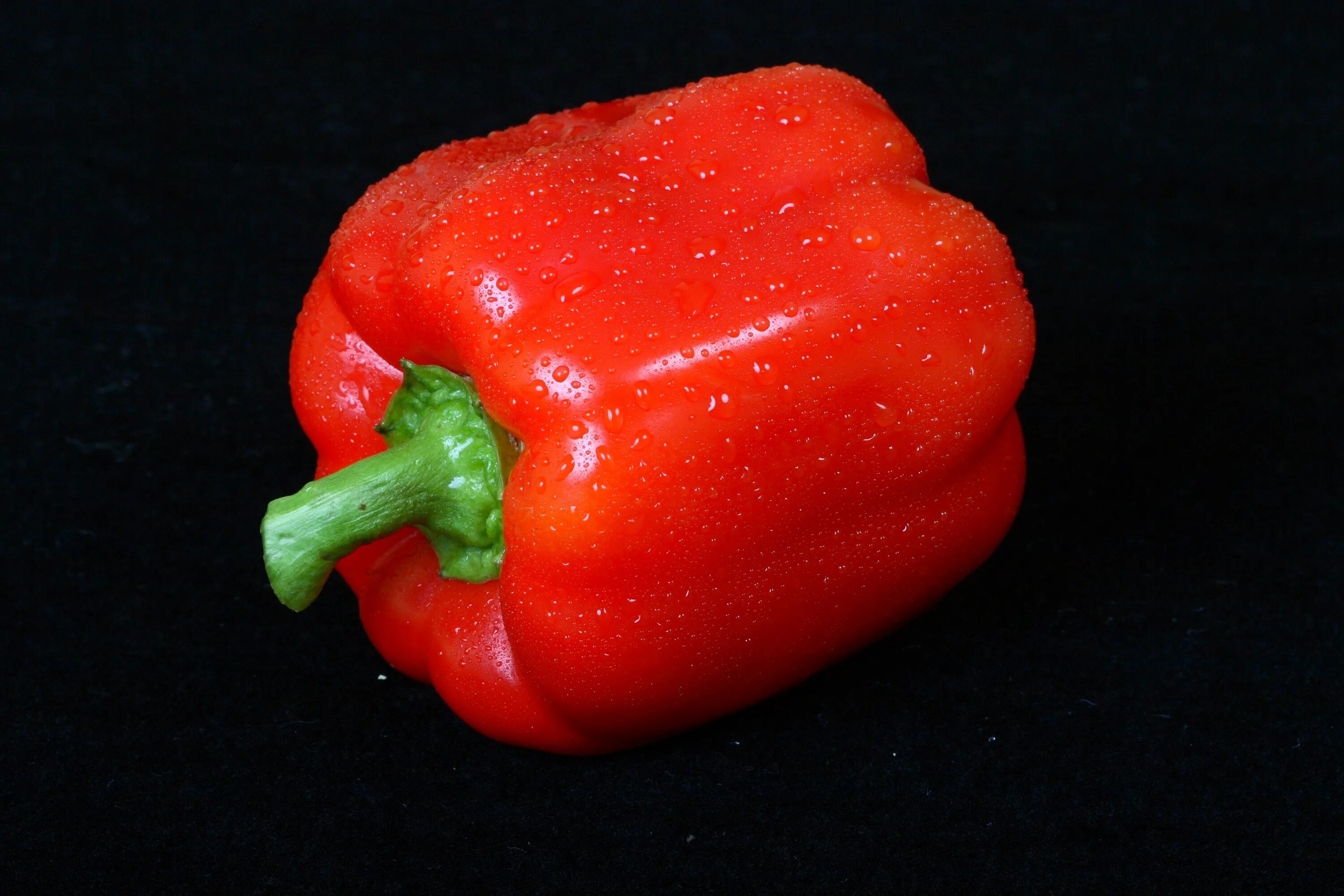 Красный сладкий перец фото Sweet red bell pepper on dark surface free image download