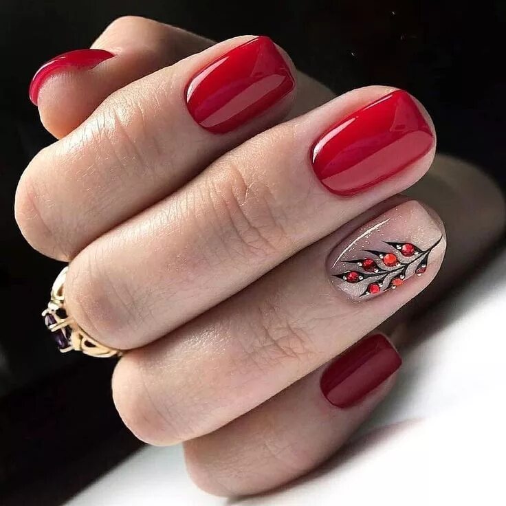 Красный стильный маникюр на короткие ногти Nail Polish in vibrant red with twigs Gel nails, Christmas gel nails, Red nails