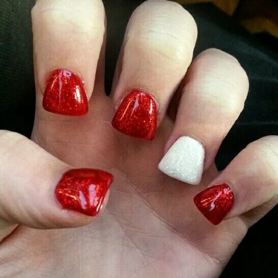 Красный светоотражающий маникюр с дизайном Red & White w/ Glitter Red wedding nails, Nails, Wedding nails