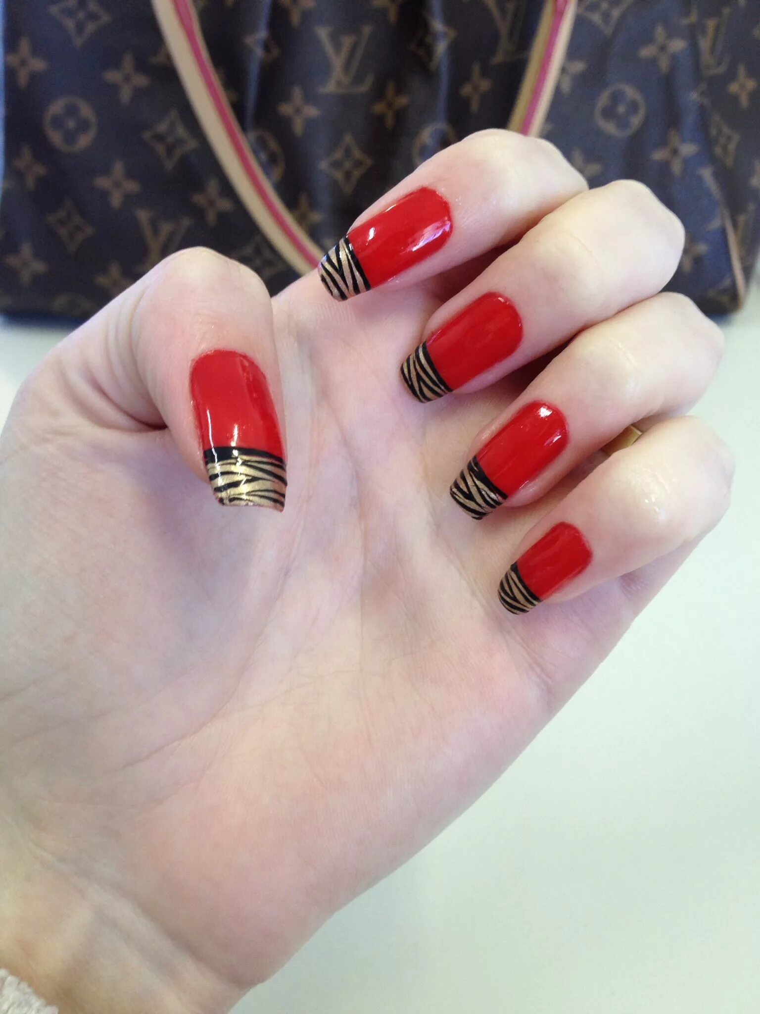 Красный светоотражающий маникюр с дизайном Unha vermelha decorada Unhas decoradas vermelha, Unhas vermelhas, Unhas
