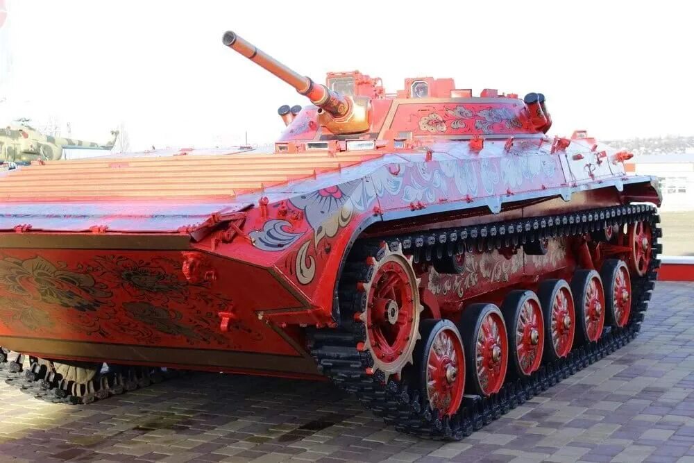 Красный танк фото Infantry fighting vehicle with traditional Russian livery - photos - HomemadeToo